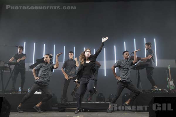 CHRISTINE AND THE QUEENS - 2015-07-16 - PARIS - Parvis de l'Hotel de Ville - 